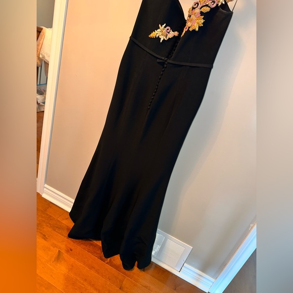 Luxurious ballgown. One sleeve. Fancy embroidery. Off the shoulder Crystal sleev - Picture 5 of 6